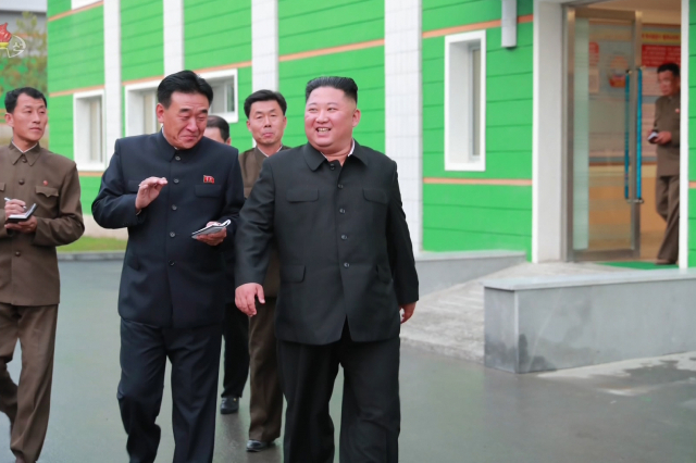 김정은 북한 국무위원장이 현대화 공사가 진행중인 묘향산의료기구공장을 시찰했다고 조선중앙TV가 27일 보도했다. 이 자리에서 그는 공사 결함을 지적한 뒤 