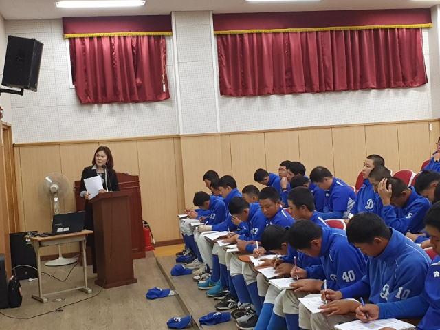추연경 TOP스포츠심리연구소 대표가 지난달 30일 대구중학교에서 야구부 선수들 대상으로 스포츠심리훈련 특강을 펼쳤다.