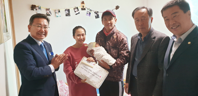 거창군 주상면 장시방 면장, 신재화 군의원 등이 출생 신고 1호 가정을 방문해 상품권 등을 전달했다. 거창군 주상면