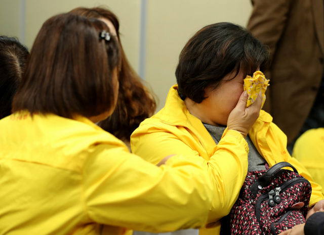 31일 오전 서울 중구 포스트타워에서 열린 사회적참사 특별조사위원회의 세월호참사 구조수색 적정성 조사내용 중간발표 기자간담회 중 한 세월호 유가족이 흐느끼고 있다. 연합뉴스