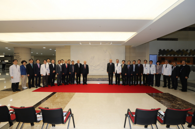 계명대학교 동산병원은 1층 로비에 환자에 대한 섬김의 정신을 표현한 예수의 