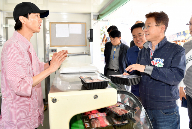 경상북도가 마련한 돼지고기 소비촉진 행사에서 이철우 도지사가 돼지고기를 구매하고 있다. 경북도 제공