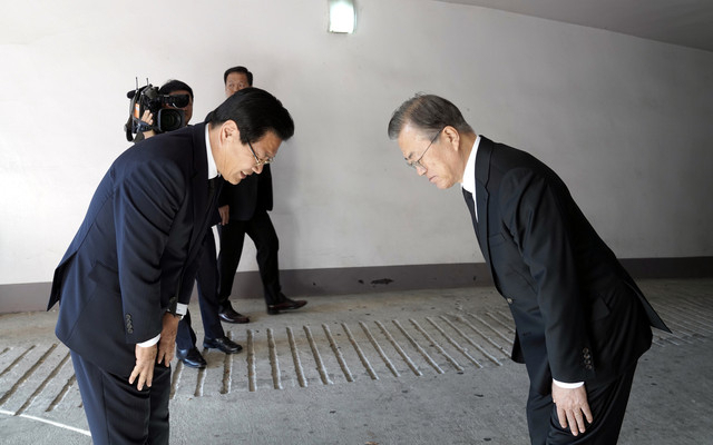 문재인 대통령이 31일 오전 부산 남천성당에 마련된 모친 고 강한옥 여사의 빈소를 찾은 홍문종 우리공화당 대표를 빈소 밖으로 마중나와 인사하고 있다. 청와대 제공