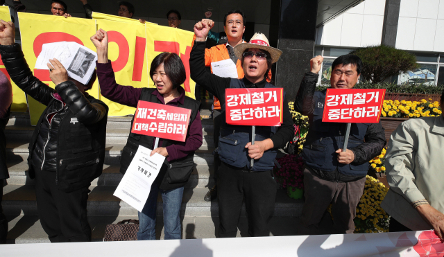 31일 오전 대구 서구청에서 열린 원대3가 주택재개발 정비사업 세입자 주거권 보장 촉구 기자회견에서 철거민 및 반빈곤네트워드 등 시민 사회단체 회원들이 주거권 보장을 요구하며 구호를 외치고 있다. 김영진 기자 kyjmaeil@imaeil.com