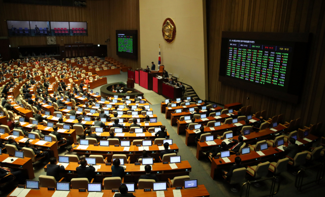 고교 무상교육의 근거를 명문화한 초·중등교육법 개정안이 31일 오후 열린 국회 본회의를 통과하고 있다. 연합뉴스