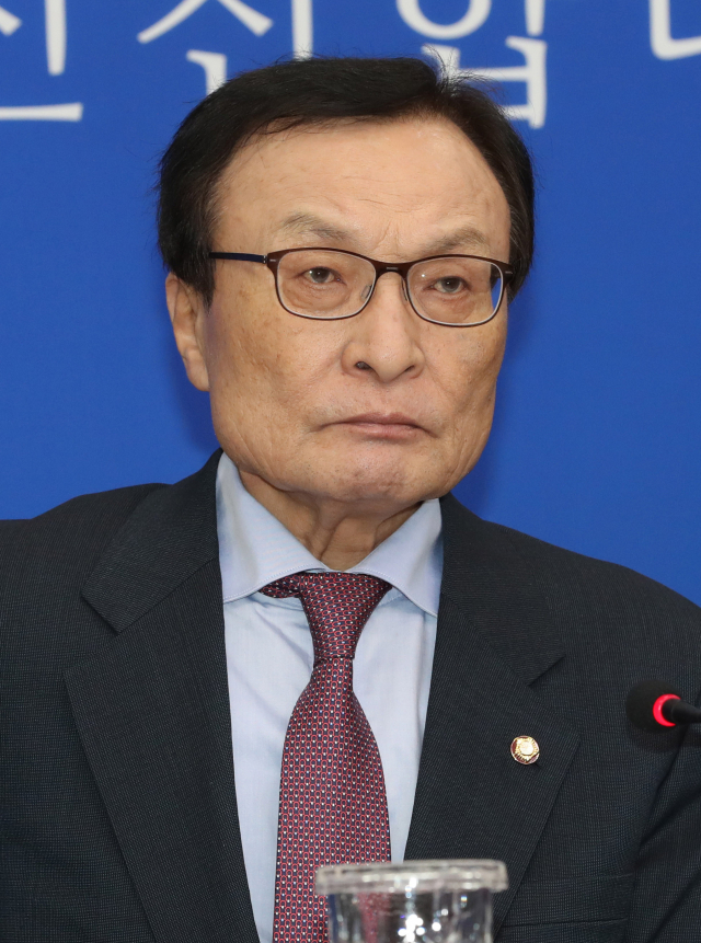 더불어민주당 이해찬 대표가 30일 오후 국회 당대표회의실에서 열린 제11차 정기 기자간담회에서 기자 질문을 듣고 있다. 연합뉴스