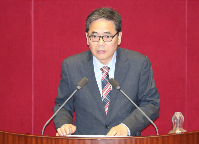 자유한국당 곽상도 의원이 31일 오후 열린 국회 본회의에서 초·중등교육법 일부개정법률안(대안)에 대한 수정안 제안설명을 하고 있다. 연합뉴스