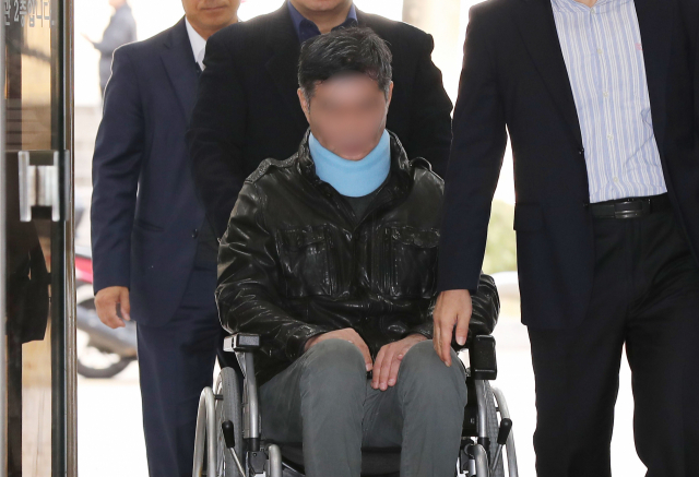 조국 전 법무부 장관 가족이 운영해온 학교법인 웅동학원에서 채용 비리와 위장 소송 등을 저지른 의혹을 받는 조 전 장관의 동생 조모 씨가 31일 오전 영장실질심사를 받기 위해 서울 서초구 서울중앙지법에 들어서고 있다. 검찰은 이번 달 4일 조씨에 대해 구속영장을 청구했지만 9일 법원은 이를 기각했다. 이후 보강 수사를 거친 검찰은 지난 29일 강제집행면탈·범인도피 혐의를 추가해 구속영장을 재청구했다. 연합뉴스