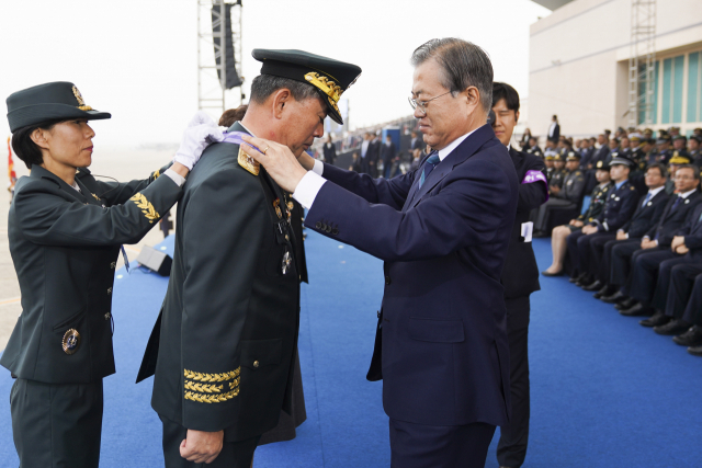 문재인 대통령이 1일 대구 공군기지에서 열린 제71주년 국군의 날 기념식에서 육군 교육사령관 최영철 중장에게 보국훈장을 수여하고 있다. 연합뉴스