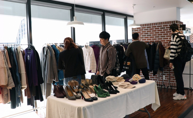 금오공대 갤러리에서 스승과 제자의 명예 나눔인