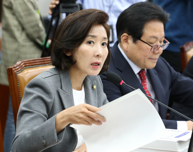 자유한국당 나경원 원내대표가 1일 오전 열린 국회 운영위원회의 대통령비서실, 국가안보실, 대통령경호처 등에 대한 국정감사에서 의사진행 발언을 요구하고 있다. 연합뉴스