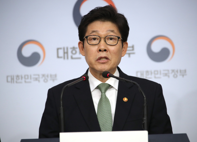 조명래 환경부 장관이 1일 정부서울청사에서 관계부처와 합동으로 제3차 미세먼지 특별대책위원회를 마친 뒤 미세먼지 관리 종합계획·미세먼지 고농도 시기(2019년 12월∼2020년 3월) 대응 특별대책을 발표하고 있다. 연합뉴스