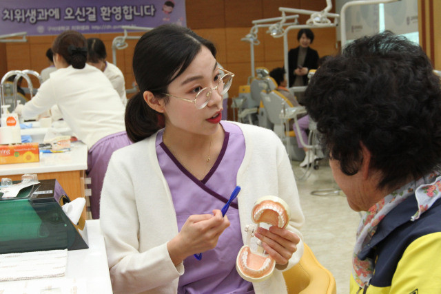 구미대 치위생과 학생들이 구미 지역 어르신들의 구강 건강을 위한 재능기부 봉사활동을 하고 있다. 구미대 제공