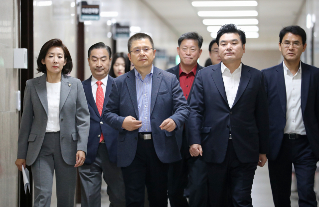 자유한국당 황교안 대표와 나경원 원내대표가 1일 오전 국회에서 열린 북핵외교안보특위 및 국가안보위원회 긴급연석회의에 참석하기 위해 이동하고 있다. 연합뉴스