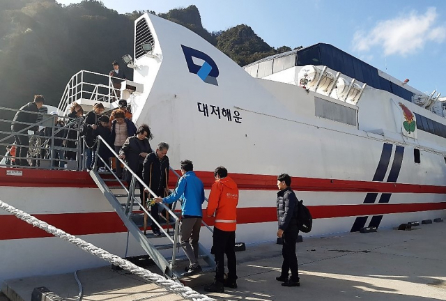 독도 소방헬기 추락 실종자 가족들이 여객선을 이용해 울릉도에 도착하고 있다. 박기호 기자