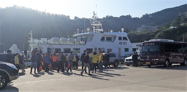 독도 소방헬기 추락사고 실종자 가족들이 울릉군 관리선 독도평화호에 오르고 있다. 박기호 기자