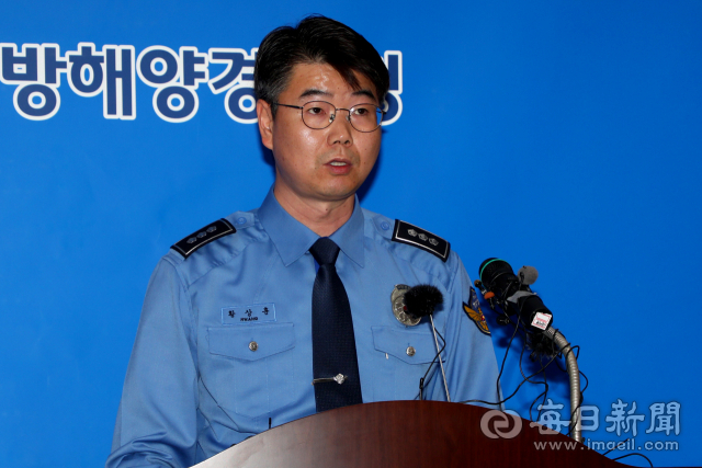 황상훈 동해지방해양경찰청 수색구조대장이 31일 발생한 독도 인근 소방헬기 추락사고에 대해 브리핑을 하고 있다. 신동우 기자