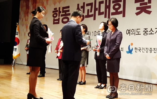 영양군보건소가 영양플러스사업 우수사례 평가 결과 우수기관으로 선정돼 보건복지부 장관상을 받았다. 사진은 장여진 보건소장이 수상하는 모습. 영양군 제공