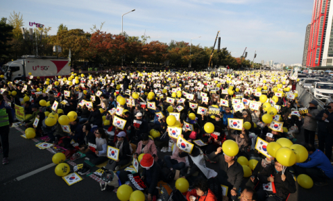 26일 오후 서울 영등포구 여의도공원에서 제11차 사법적폐청산을 위한 검찰개혁 촛불문화제가 열리고 있다. 자료사진 연합뉴스
