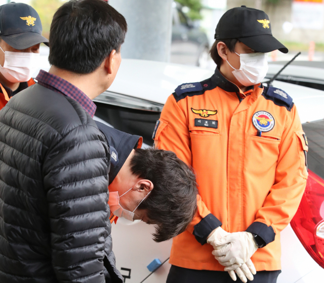 3일 오전 경북 울룽군 보건의료원에서 지난달 31일 응급환자를 이송하다 독도 해상에 추락한 소방헬기 탑승원의 동료들이 오열하고 있다. 김영진 기자 kyjmaeil@imaeil.com