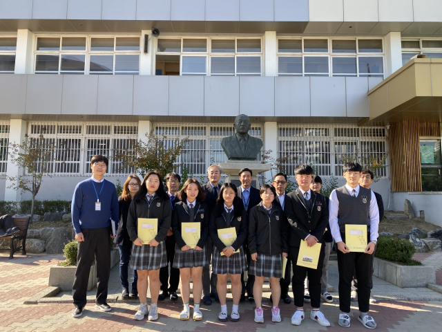 대구중앙고등학교 교사들이 만든 청솔장학회가 지난달 31일 모범 학생 6명에게 장학금을 전달한 뒤 기념 사진을 찍고 있다. 대구중앙고 제공