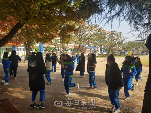 경북 안동 복주여자중학교 학생들이 운동장에서 체육시간에 체조하고 있다. 넓은 운동장이 있지만 흙바닥이 싫어 보도블록이 깔린 곳에서 체육활동을 하고 있다. 김영진 기자
