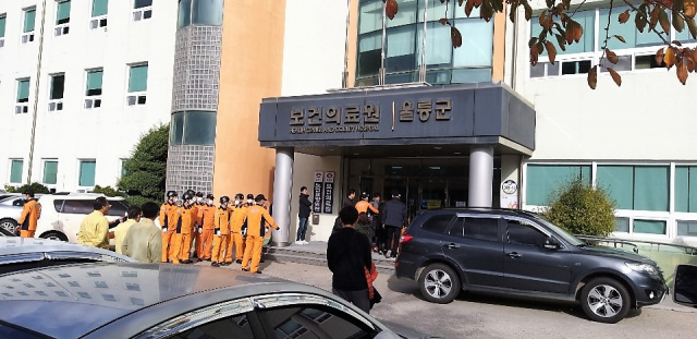 사고헬기 탑승원의 한 가족이 시신 신원확인을 위해 울릉보건의료원에 도착하고 있다. 박기호 기자