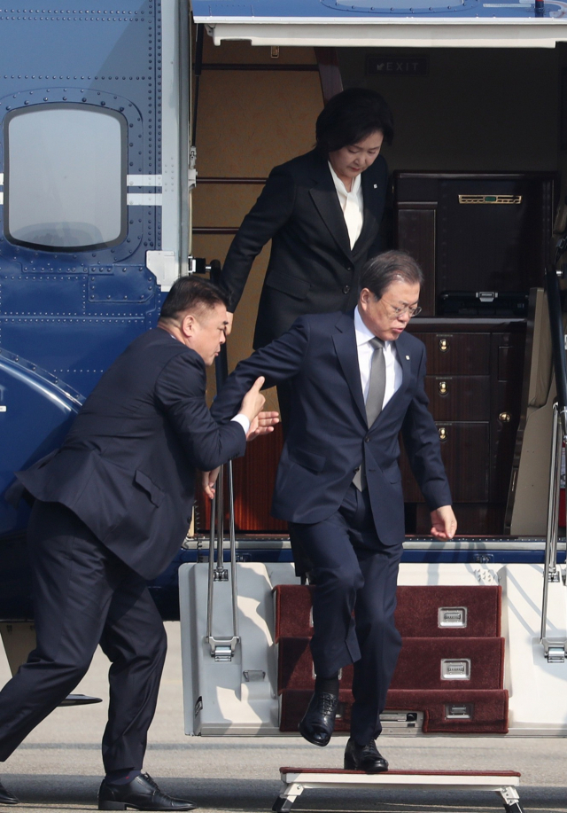 태국 아세안+3 정상회의 참석차 출국하는 문재인 대통령이 3일 오전 서울공항에 도착, 전용 헬기에서 내리다 발을 헛디디자 경호관이 부축하고 있다. 연합뉴스