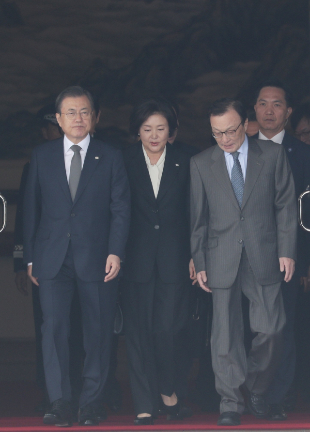 태국 아세안+3 정상회의 참석차 출국하는 문재인 대통령과 부인 김정숙 여사가 3일 오전 서울공항에서 더불어민주당 이해찬 대표와 함께 공군1호기로 이동하고 있다. 연합뉴스