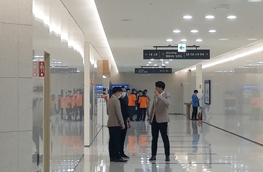 3일 오후 대구 계명대학교 동산병원 장례식장 백합원에 독도 소방헬기 추락 사망자 유족들이 도착했다. 연합뉴스