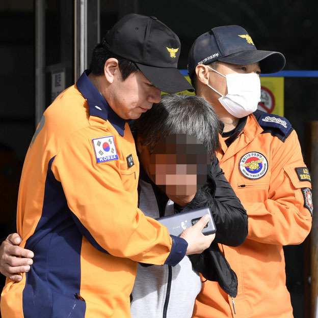 3일 오전 경북 울릉군 보건의료원에서 소방헬기 추락 실종자 시신을 확인한 한 가족이 오열하고 있다. 김영진 기자 kyjmaeil@imaeil.com