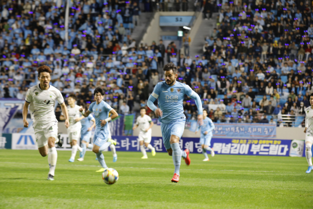3일 열린 대구FC와 전북 현대와의 홈경기에서 대구의 세징야가 상대진영에서 드리블하고 있다. 대구FC 제공.