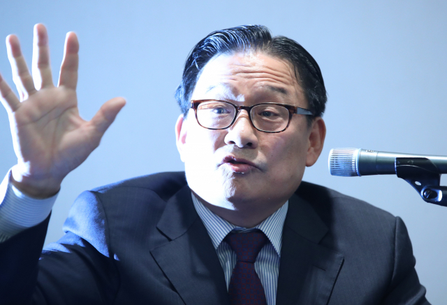 박찬주 전 육군대장이 4일 오전 서울 여의도 63빌딩에서 기자회견을 열고 자유한국당의 영입 추진 보류와 관련, 