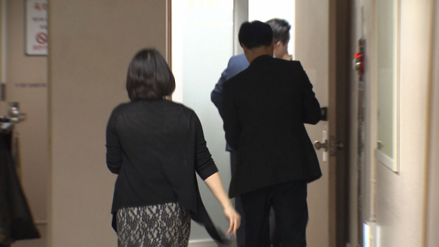 조국 전 법무부 장관이 청와대 민정수석 시절 유재수(55) 전 부산시 경제부시장에 대한 감찰을 중단시켰다는 의혹과 관련해 검찰이 4일 정부서울청사 금융위원회를 압수수색 중이다. 이날 금융위 복도에서 직원들이 소회의실로 이동하고 있다. 연합뉴스