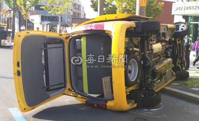 [현장사진] 대구 서구 학원차 옆으로 쓰러져 