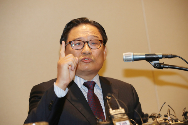 박찬주 전 육군대장이 4일 오전 서울 여의도 63빌딩에서 기자회견을 열고 자유한국당의 영입 추진 보류와 관련, 