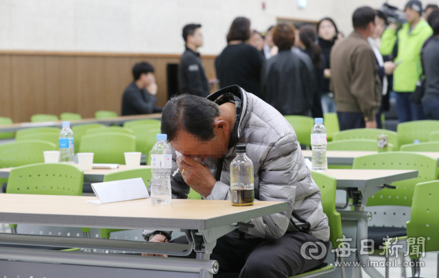 4일 대구 강서소방서에서 독도 해상 소방헬기 추락사고 피해자 가족들을 대상으로 해군·해경·소방 브리핑이 비공개로 열렸다. 브리핑이 끝난 뒤 한 실종자의 아버지가 눈물을 흘리고 있다. 성일권 기자 sungig@imaeil.com