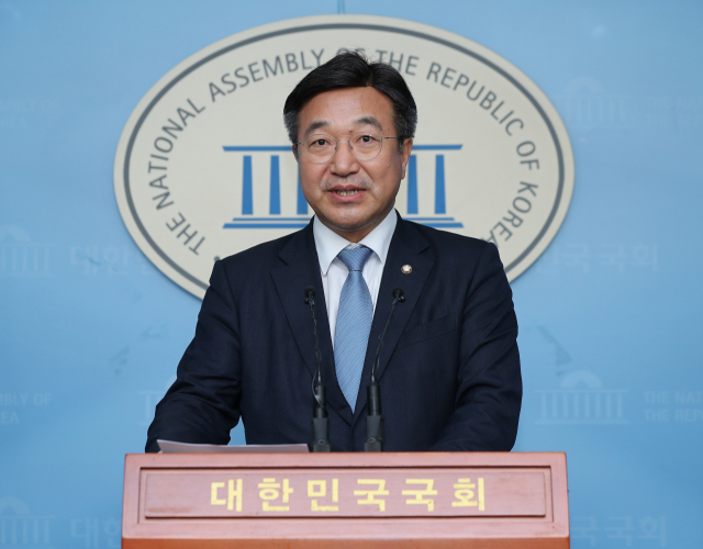 내년 더불어민주당 총선기획단 단장을 맡은 윤호중 사무총장이 4일 서울 여의도 국회 정론관에서 총선기획단 명단을 발표하고 있다. 연합뉴스
