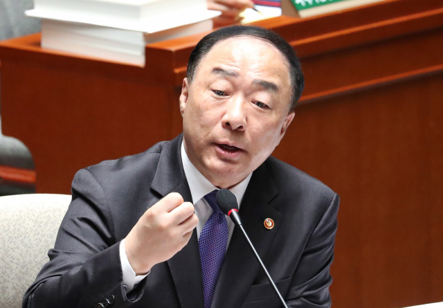 4일 오전 국회에서 열린 예산결산특별위원회 전체회의에서 홍남기 경제부총리 겸 기획재정부 장관이 의원 질의에 답변하고 있다. 연합뉴스