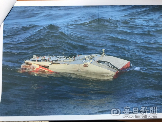 독도 인근에서 추락한 소방헬기의 꼬리 부분으로 보이는 잔해가 4일 발견됐다. 블랙박스 등이 장착된 부분으로 알려지며 사고 원인 분석에 탄력이 붙을 전망이다. 동해지방해양경찰청 제공