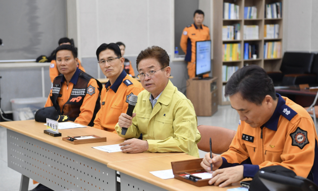 이철우 경상북도지사가 4일 오후 포항 남부소방서에 꾸려진 독도 헬기 사고대책본부를 방문해 회의를 주재하고 있다. 경북도 제공
