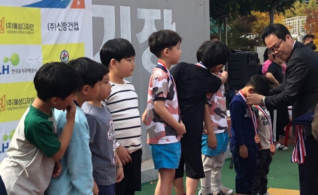 대구시근대5종연맹 김흥수 회장이 제 2회 회장배대회에 출전한 유치부 선수들에게 시상하고 있다.