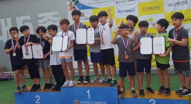 대구시근대5종연맹 남궁현숙 부회장이 제 2회 회장배대회에서 입상한 선수들과 파이팅을 외치고 있다.