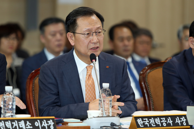 11일 전남 나주시 빛가람동 한국전력공사 본사에서 열린 국회 산업통상자원중소벤처기업위원회의 한전 등 에너지공기업 국정감사에서 김종갑 한전 사장이 질의에 답변하고 있다. 연합뉴스