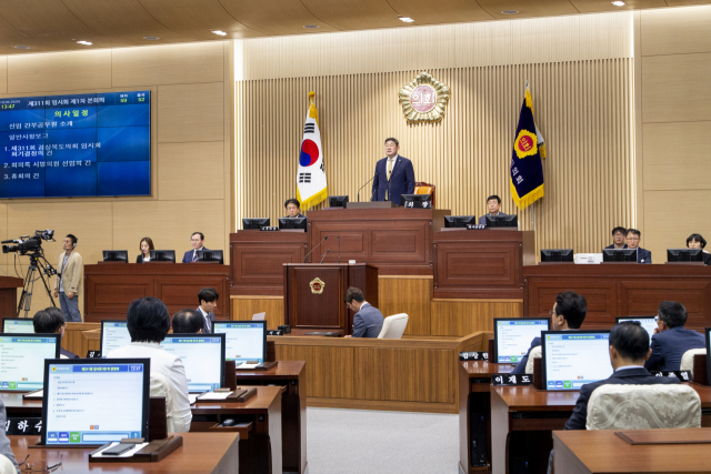 4·15 총선에서 현역 의원이 교체된 지역구의 지방의원들이 줄서기 대혼란이 벌어지고 있다. 경북도의회 본회의 모습. 매일신문 DB