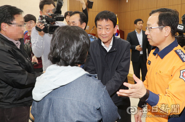 진영(가운데) 행정안전부 장관이 5일 대구 강서소방서를 찾아 독도 해상 헬기 추락사고 피해자 가족을 위로하고 있다. 성일권 기자 sungig@imaeil.com