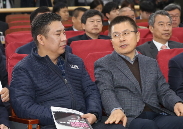 자유한국당 황교안 대표(오른쪽)가 5일 오전 국회 의원회관에서 열린 