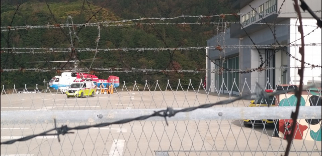 오전 8시 30분, 독도 추락사고 헬기 탑승원 시신 1구가 울릉도에 도착한 후 다시 대구로 이송되기 위해 헬기에 오르고 있다. 박기호 기자