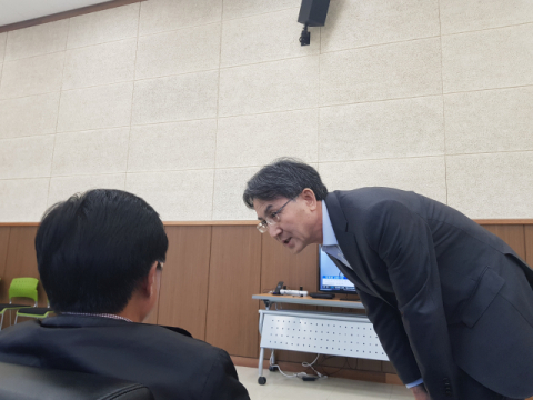 정필모 KBS 부사장은 6일 대구 강서소방서에 마련된 가족대기실을 찾았지만 가족들과의 만남은 성사되지 않았다. 이통원 기자