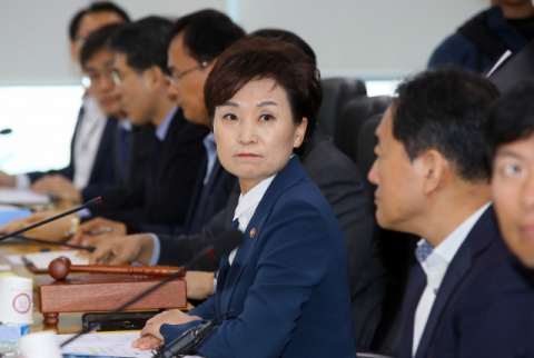 김현미 국토교통부 장관이 6일 세종시 정부세종청사 국토교통부에서 열린 주거정책심의위원회에서 모두발언을 마친 뒤 굳은 표정을 짓고 있다. 연합뉴스